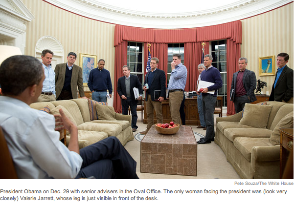 오바마 대통령의 참모 회의 사진. 유일한 여성인 밸러리 자렛(Valerie Jarrett)의 모습(책상 바로 앞)이 희미하게 보인다.