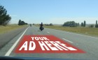 도로 아스팔트 바닥에 광고를 새겨 넣으면 어떨까요? 호주의 한 지방정부가 도로 지면 광고를 허용했습니다. 옥외 광고와 달리 운전자의 시선을 돌리지 않기 때문에 안전하다는 겁니다. 과연 그럴까요?