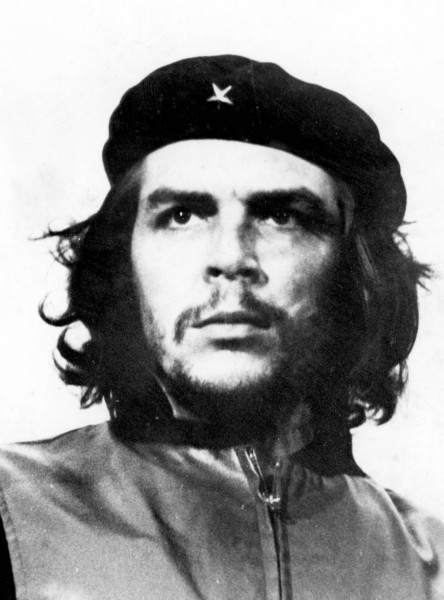 Che Guevara lors des funérailles des victimes de l'explosion du navire français Le Coubre à la Havane le 5 mars 1960.